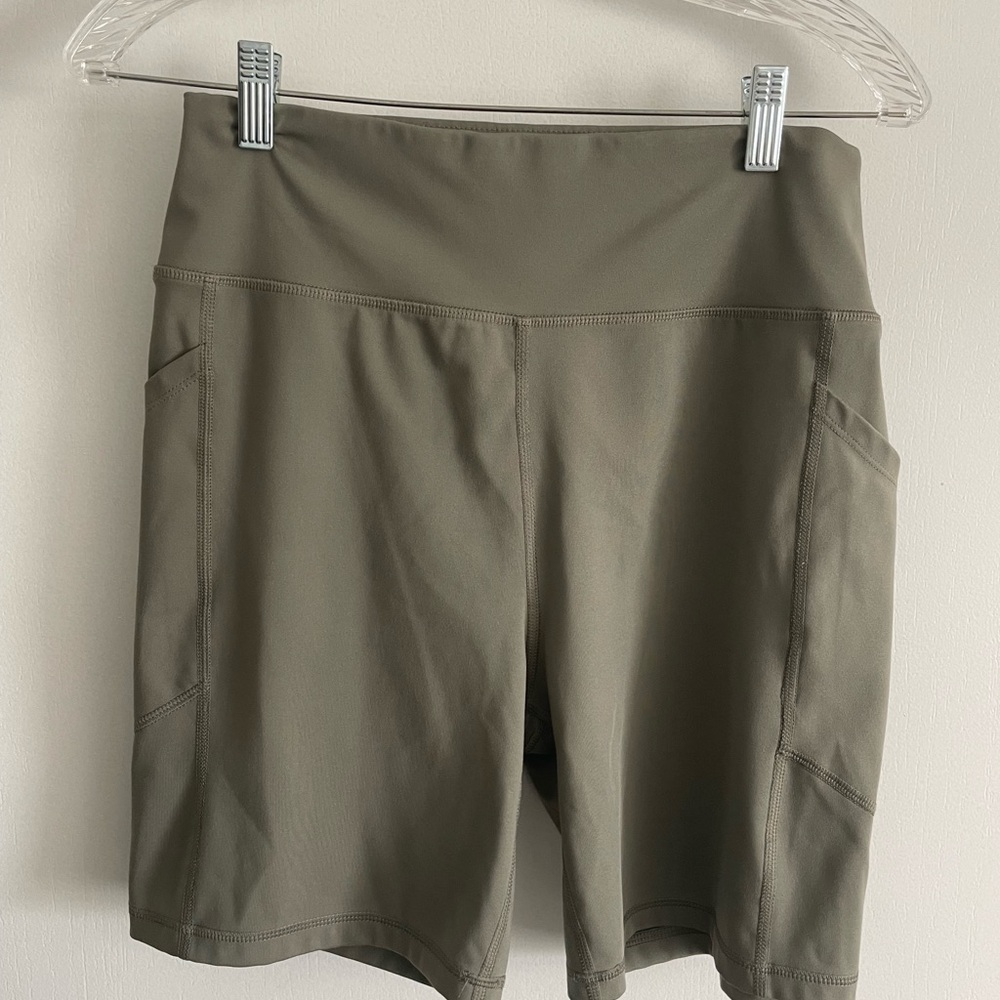 American Eagle Bike Shorts pockets